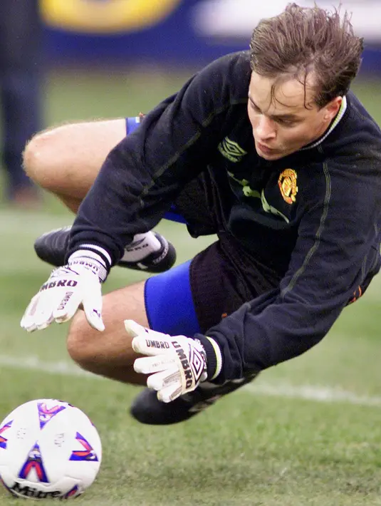 5. Mark Bosnich (Kiper) - Mantan pemain Manchester United era Sir Alex Ferguson ini dinyatakan positif menggunakan kokain saat memperkuat Chelsea. Pria Australia itu pun dijatuhi hukuman dilarang bermain selama sembilan bulan. (AFP/William West)