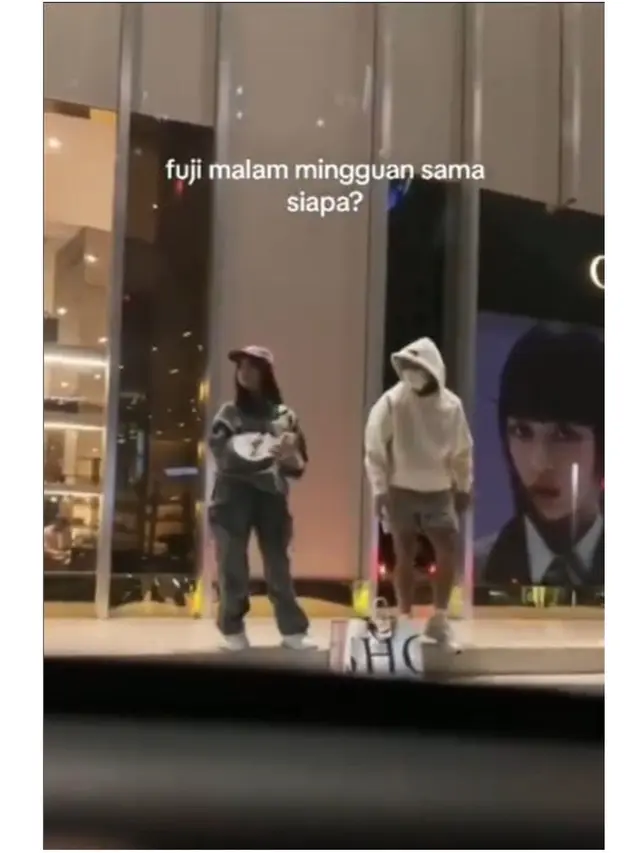 6 Potret Fuji Kepergok Nonton Timnas di Surabaya, Dinner Bareng Asnawi Mangkualam