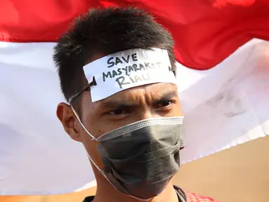 Forum Mahasiswa Riau Jabodetabek (Fomari) melakukan aksi unjuk rasa di depan Istana Merdeka, Jakarta, Jumat (18/9/2015). Dalam aksinya mereka mendesak pemerintah untuk serius mengatasi kebakaran lahan di Riau. (Liputan6.com/Faizal Fanani)