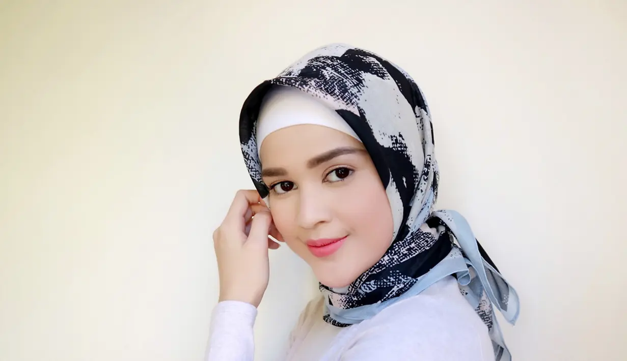 Dara kelahiran 26 mei 1993 ini tak  tampil aneh-aneh saat berhijab. Ia cukup mengikatkan hijabnya ke bagian belakang, agar pipinya terlihat lebih tirus. (Liputan6.com/IG/cutratumeyriska)