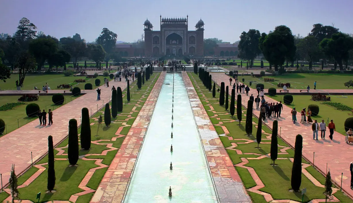 Shalimar Garden adalah taman Persia yang dibangun oleh Kaisar Mughal Shah Jahan di Lahore. Konstruksi taman ini dimulai pada tahun 1641 AD (1051 AH) dan selesai pada tahun berikutnya. (nexttriptourism.com)