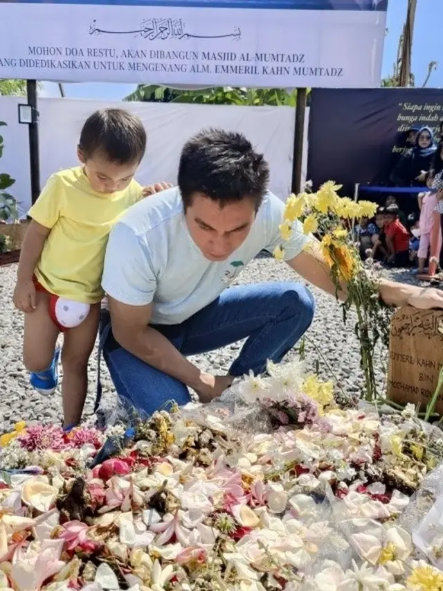 6 Momen Baim Wong Ziarah ke Makam Eril Putra Ridwan Kamil, Ajak Kiano