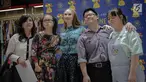 Model Madeline Stuart foto bersama dengan penggemarnya saat meet and greet di Alleira Batik Plaza Indonesia, Jakarta, Rabu (20/3). Madeline Stuart adalah model penderita down syndrome pertama asal Australia. (Liputan6.com/Faizal Fanani)