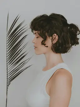 Gaya ini playful dan cocok untuk suasana santai atau hangout bareng teman, sisakan rambut bawah untuk tetap menunjukkan keindahan ikalnya (Foto: Elise Wilcox/Unsplash)