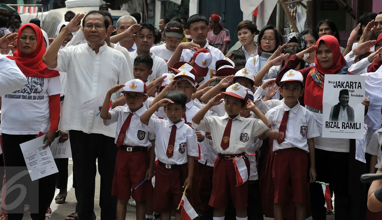Mantan Menko Maritim, Rizal Ramli (kedua kiri) saat mengikuti upacara bendera peringati Hari Kemerdekaan ke 71 di RT 08 Bukit Duri, Manggarai, Jakarta Selatan, (17/8). Upacara dipimpin oleh Mantan Menko Maritim, Rizal Ramli .(Liputan6.com/Johan Tallo)