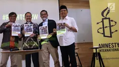 Ketua Komnas HAM, Ahmad Taufan Damanik (kedua kiri) bersama Direktur Relawan BPN Prabowo-Sandiaga, Ferry Mursyidan Baldan serta Direktur Relawan TKN Jokowi Amin, Maman Imanulhaq menerima 9 Agenda Prioritas HAM dari Amnesty International di Jakarta, Senin (15/4). (Liputan6.com/Helmi Fithriansyah)