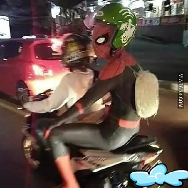 8 Kostum Penumpang Ojek Online Ini Unik Banget, Jadi Pusat Perhatian