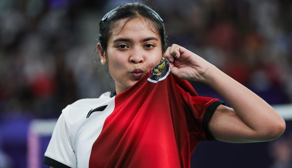 Tunggal putri Indonesia, Gregoria Mariska Tunjung berfoto merayakan kemenangan atas lawannya, wakil Korea Selatan Kim Ga-eun pada laga 16 besar nomor tunggal putri cabor bulu tangkis Olimpiade Paris 2024 di Porte de la Chapelle Arena, Paris, Kamis (1/8/2024). Gregoria Mariska Tunjung menang dalam tiga set (21-4, 8-21 dan 23-21) untuk melaju ke perempatfinal. (Dok. NOC Indonesia/Naif Muhammad Al'as)