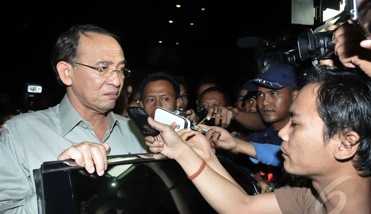  Ketua Umum PPP ini berusaha menjawab pertanyaan wartawan meski kelelahan terlihat diwajahnya Jakarta, Selasa (6/5/2014) (Liputan6.com/Johan Tallo)