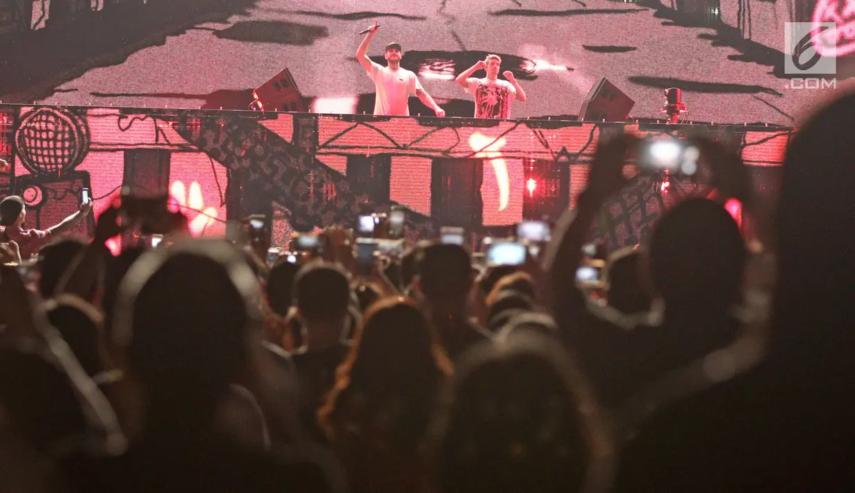 Duo DJ asal Amerika, Alex Pall dan Andrew Taggart tampil pada "The Chainsmokers Live in Concert" di JIExpo, Kemayoran, Jakarta, Jumat (30/3). Selain diiringi DJ mereka bawakan dengan berbagai instrumen musik. (Liputan6.com/Herman Zakharia)