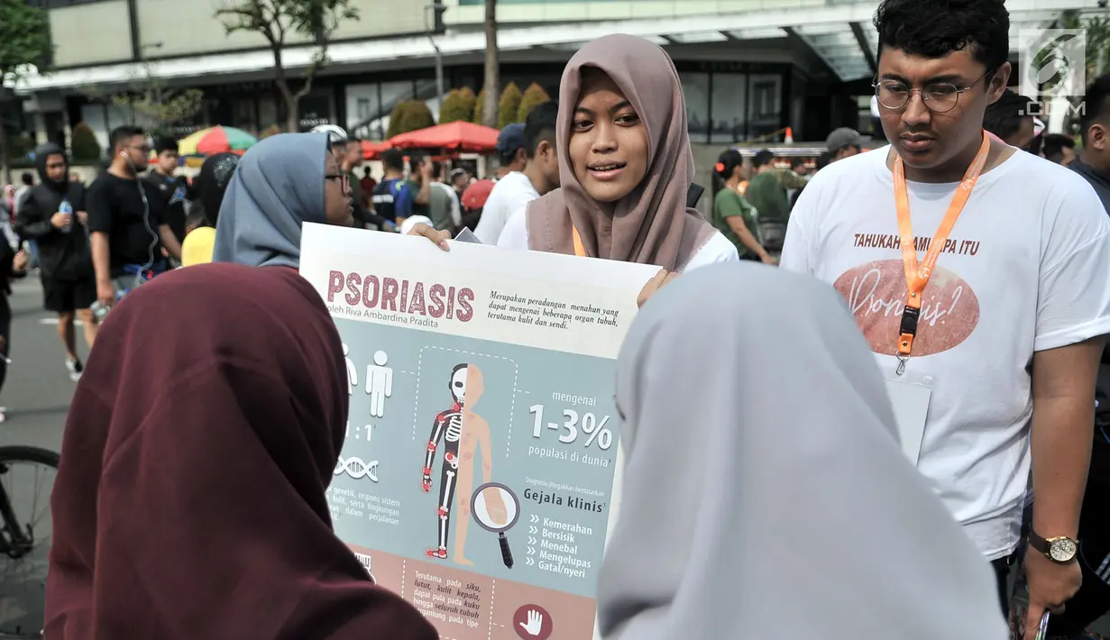 Mahasiswa dari Fakultas Kedokteran Universitas Indonesia (FKUI) mensosialisasikan tentang penyakit Psoriasis saat car free day di Jakarta, Minggu (4/11). Aksi itu bekerjasama dengan Rumah Sakit Cipto Mangunkusumo (RSCM). (Merdeka.com/Iqbal S. Nugroho)