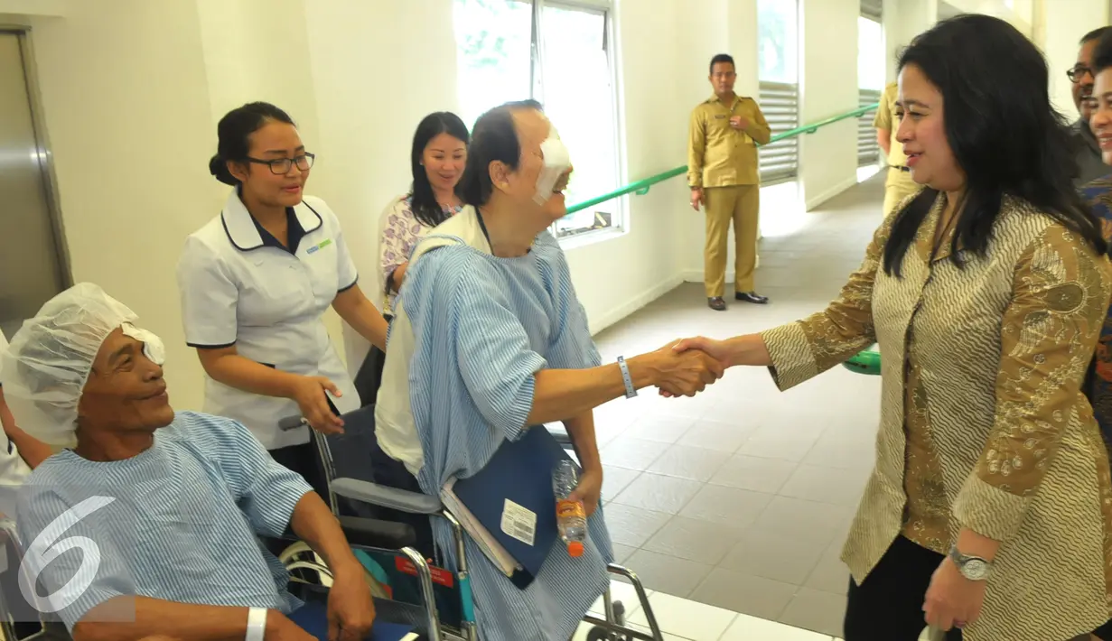 Menko PMK Puan Maharani berjabat tangan dengan pasien usai meresmikan Paviliun Tower B Tanggerang, Selasa (1/12). Paviliun B ini khusus melayani program kesehatan daerah, Multiguna serta BPJS. (Liputan6.com/Faisal R Syam)