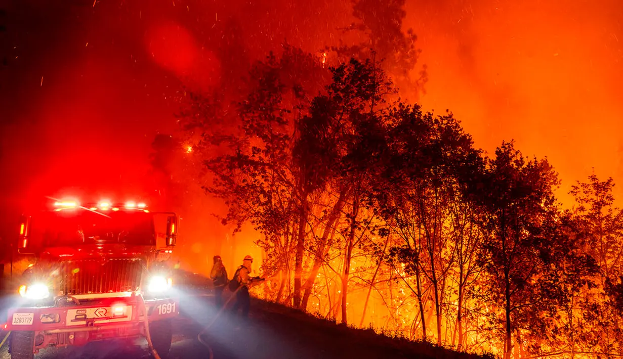 Petugas pemadam kebakaran memerangi Mosquito Fire yang menyala di Michigan Bluff Rd, Placer County, California, Amerika Serikat, 7 September 2022. (AP Photo/Noah Berger)