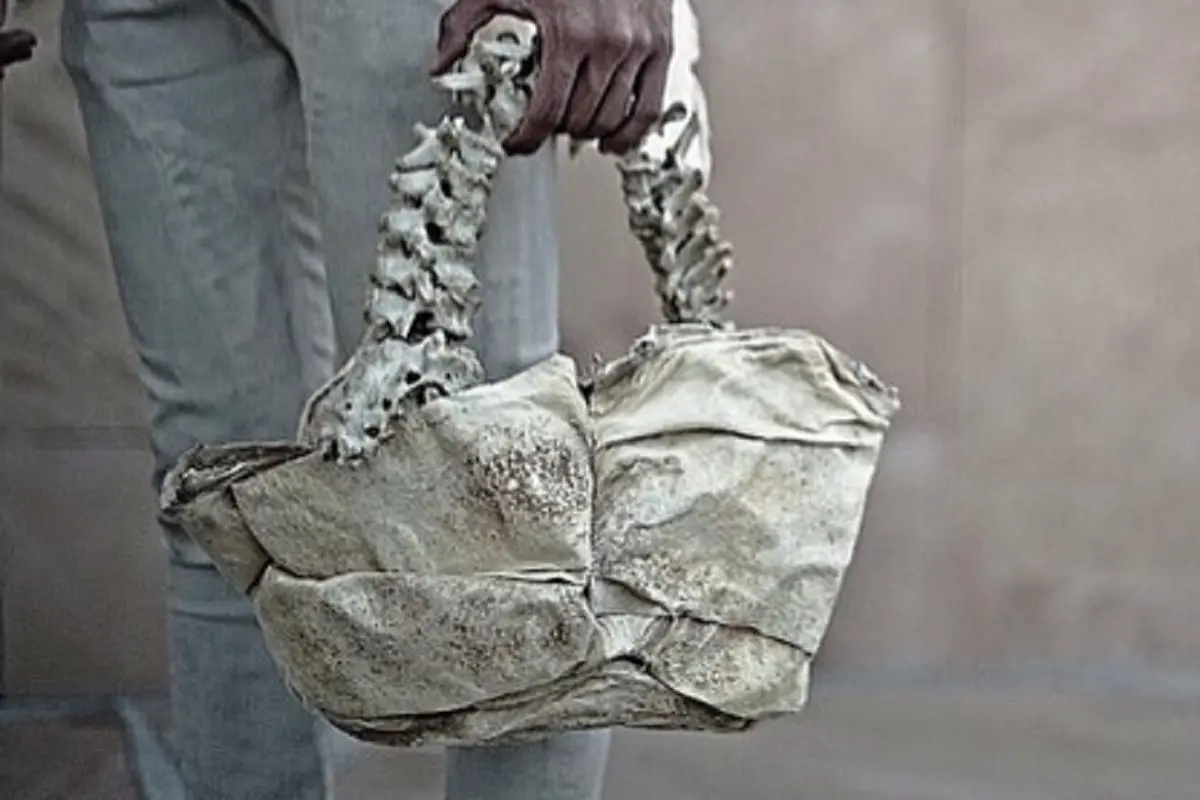 Tas tangan Arnold Putra
