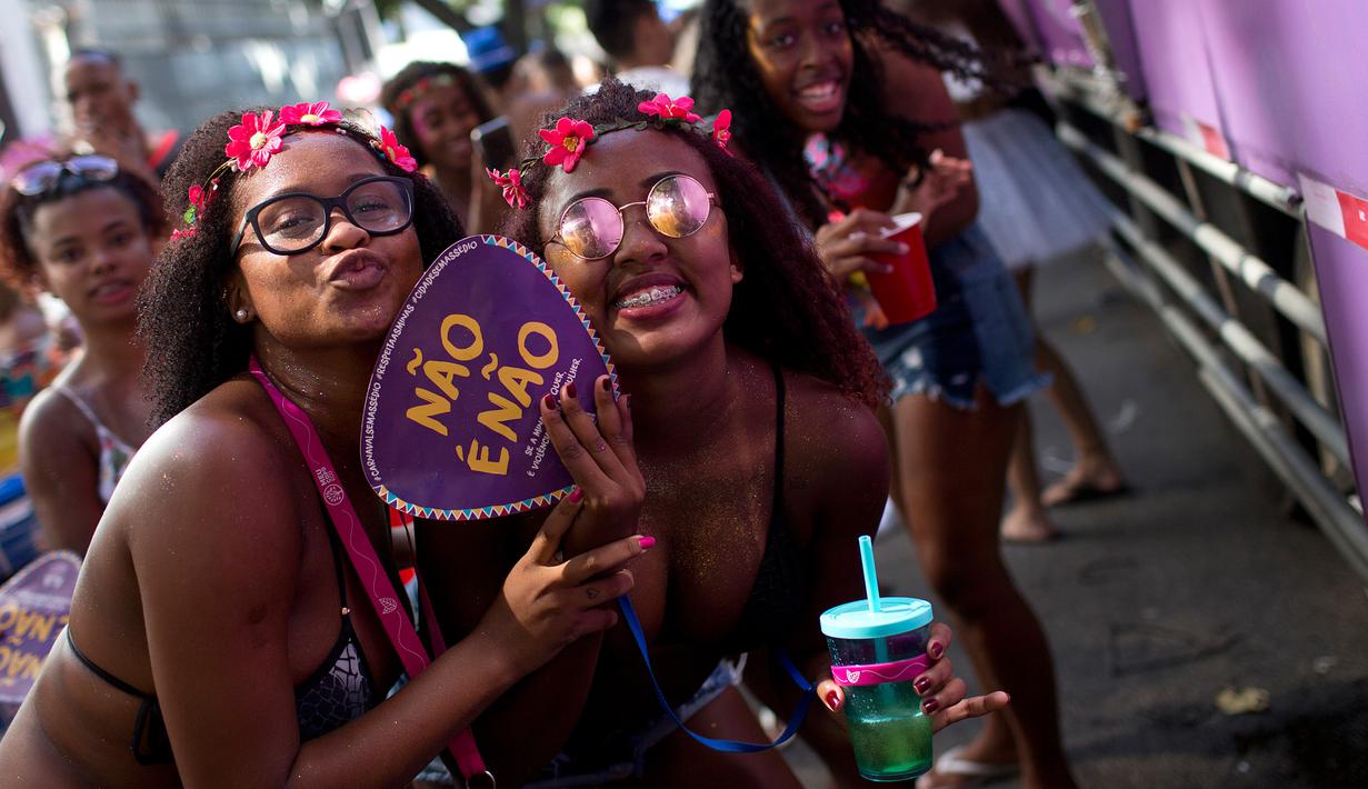 Sejumlah wanita berpose untuk difoto saat merayakan karnaval "Maria vem com as outras" di Rio de Janeiro, Brasil (3/2). (AP Photo / Silvia Izquierdo)
