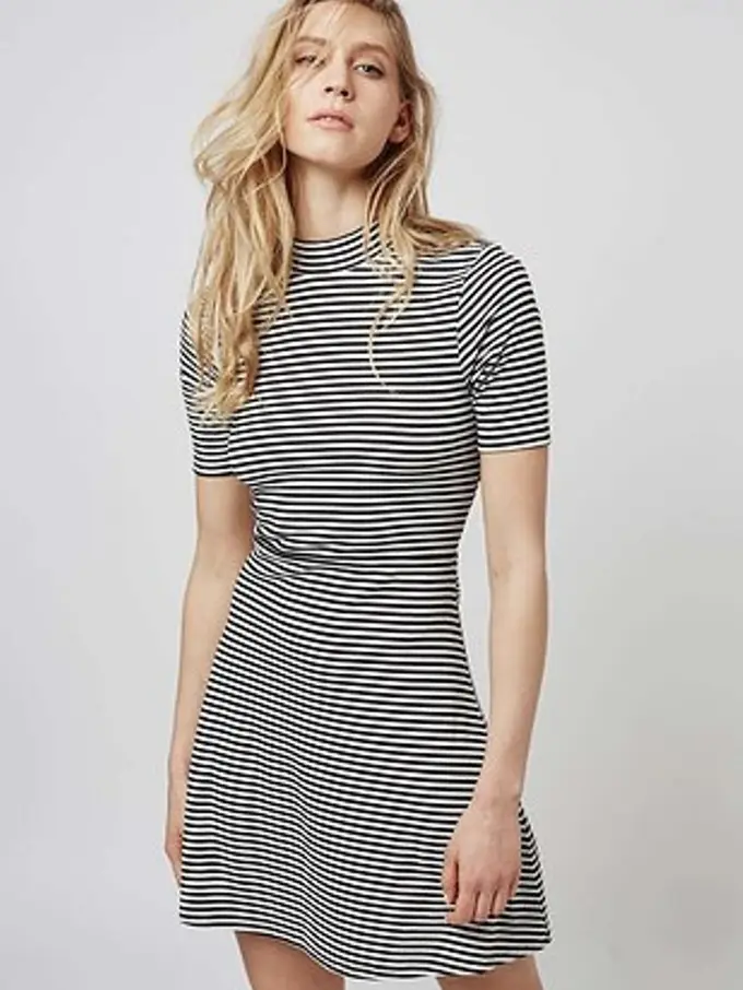 Aw! 4 Dress Simpel Ini Bikin Kamu Menarik