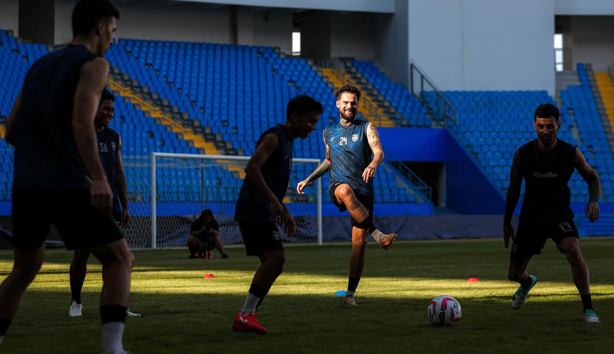 Pemain Borneo FC, Diego Michiels (tengah) mengumpan bola saat sesi official training di Stadion Batakan, Balikpapan, Sabtu (18/5/2024) jelang laga leg kedua semifinal Championship Series BRI Liga 1 2023/2024 pada Minggu, 19 Mei 2024. (Bola.com/Bagaskara Lazuardi)