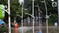 Petugas menggunakan perahu karet mengevakuasi beberapa warga yang terjebak banjir di kawasan Jalan Kemang Raya, Jakarta, Sabtu (20/2/2021). Hujan yang mengguyur Jakarta sejak Jumat (19/2) membuat sejumlah titik di Jakarta terendam banjir. (Liputan6.com/Helmi Fithriansyah)