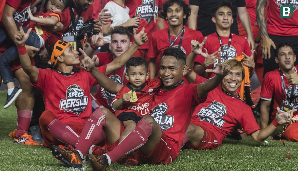 Gelandang Persija Jakarta, Ramdani Lestaluhu, bersama rekan-rekannya merayakan gelar juara Piala Presiden setelah mengalahkan Bali United di SUGBK, Jakarta, Sabtu (17/2/2018). Persija menang 3-0 atas Bali United. (Bola.com/Vitalis Yogi Trisna)