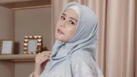 7 Pesona Prilly Latuconsina Tampil Berhijab, Curi Perhatian