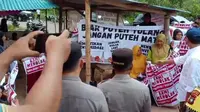 Menteri Transmigrasi Muhammad Iftitah Sulaiman dihadang warga Rempang yang menolak relokasi. Foto: liputan6.com/ajang nurdin