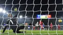 Proses gol penalti yang dicetak gelandang Liverpool, James Milner, ke gawang Leicester pada laga Premier Laegue di Stadion King Power, Leicester, Kamis (26/12). Leicester kalah 0-4 dari Liverpool. (AFP/Oli Scarff)