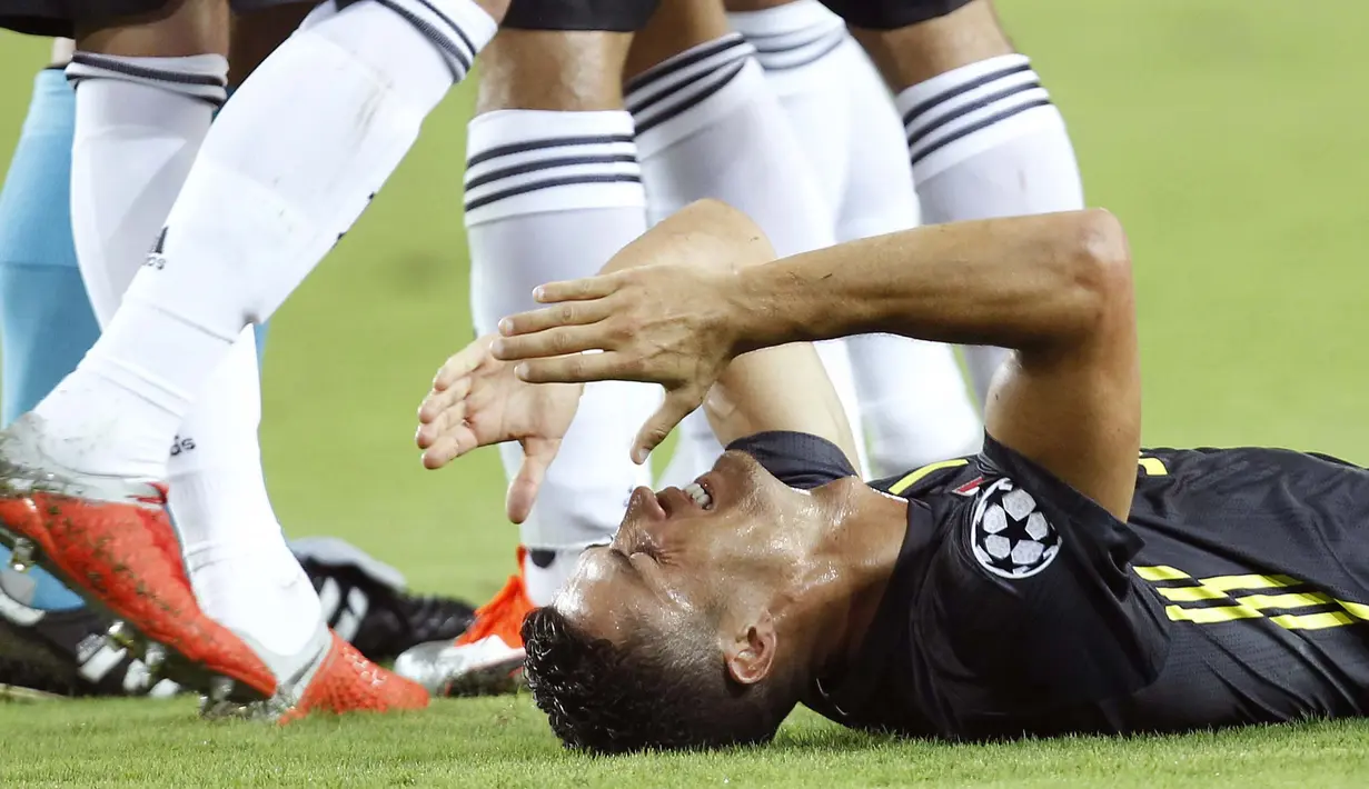 Striker Juventus, Cristiano Ronaldo, menangis usai mendapat kartu merah dari wasit saat melawan Valencia pada laga Liga Champions di Stadion Mestalla, Valencia, Rabu (19/9/2018). Juventus menang 2-0 atas Valencia. (AP/Alberto Saiz)