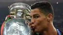 Cristiano Ronaldo mencium trofi juara Piala Eropa 2016 di Stade de France, Saint-Denis, Senin (11/7/2016) dini hari WIB. (AFP/Francisco Leong)
