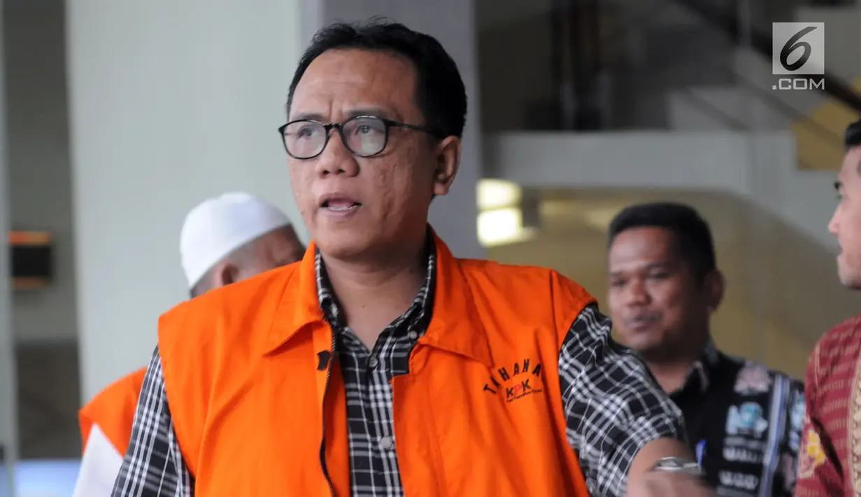 Mantan anggota DPRD Sumatera Utara Fadly Nurzal usai menandatangani berkas perpanjangan penahanan di Gedung KPK, Jakarta, Jumat (24/8). Fadly diduga menerima suap dari mantan gubernur Sumut Gatot Pujo Nugroho. (Merdeka.com/Dwi Narwoko)