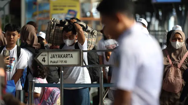 Ribuan Pemudik Padati Stasiun Pasar Senen Jakarta