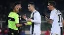 Pemain Juventus, Cristiano Ronaldo berdebat dengan wasit saat melawan Torino dalam Serie A Italia di Stadion Olimpiade, Turin, Italia, Sabtu (15/12). Juventus menjadi satu-satunya klub yang sudah mampu membuat 5.000 gol di Serie A. (Marco BERTORELLO/AFP)