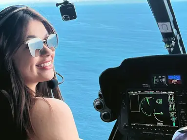 Unggahan foto Rebecca Klopper saat menaiki helikopter ini mencuri perhatian netizen. Pasalnya, dalam foto tersebut, pemain Magic in Love ini terlihat menunjukkan senyum manisnya lengkap dengan lesung pipi yang dimiliki. (Liputan6.com/IG/@rklopperr)