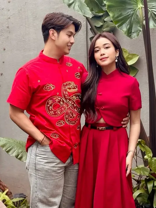 Brisia Jodie mengenakan atasan cheongsam crop dengan kerah tinggi dan kancing shanghai. Dipadukan belt hitam dan long skirt pleated. [@brisiajodie96]