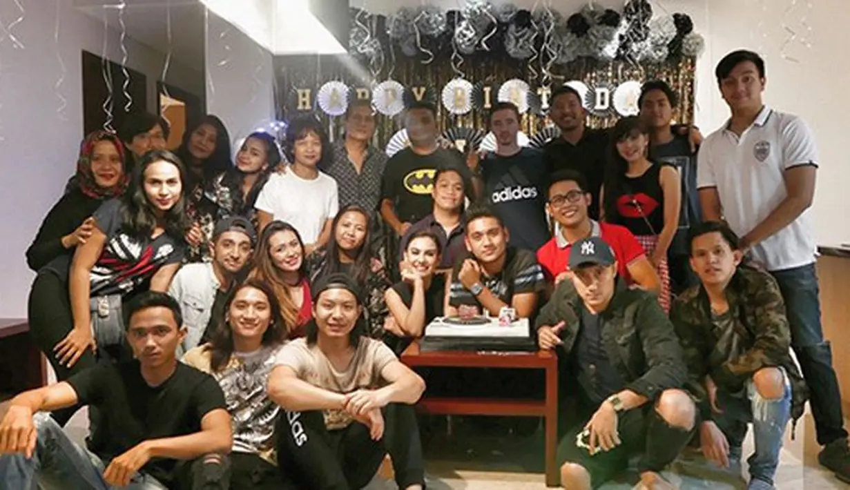 Foto kejutan romantis yang diberikan Irish Bella kepada Giorgino Abraham itu mendapat berbagai reaksi dari warganet. Meski tidak sedikit ada juga yang menanyakan terkait hubungannya. (Instagram/giorgino_abraham)