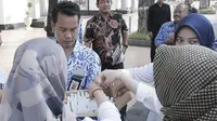 Wali Kota Semarang, Hendrar Prihadi menginstruksikan jajarannya untuk membagikan secara gratis hand sanitizer