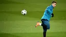 Pemain Real Madrid, Cristiano Ronaldo mengendalikan bola saat sesi latihan di Stadion Parc des Princes di Paris, Prancis, Senin (5/3). Real Madrid akan menghadapi Paris Saint Germain (PSG) pada leg kedua babak 16 besar Liga Champions. (FRANCK FIFE/AFP)