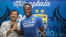 Manajer Persib Bandung, Umuh Muchtar, bersalaman dengan Michael Essien usai jumpa pers. Manajemen klub juara liga Indonesia musim 2014 itu berharap Essien bisa membawa Persib meraih kejayaan. (Bola.com/Vitalis Yogi Trisna)
