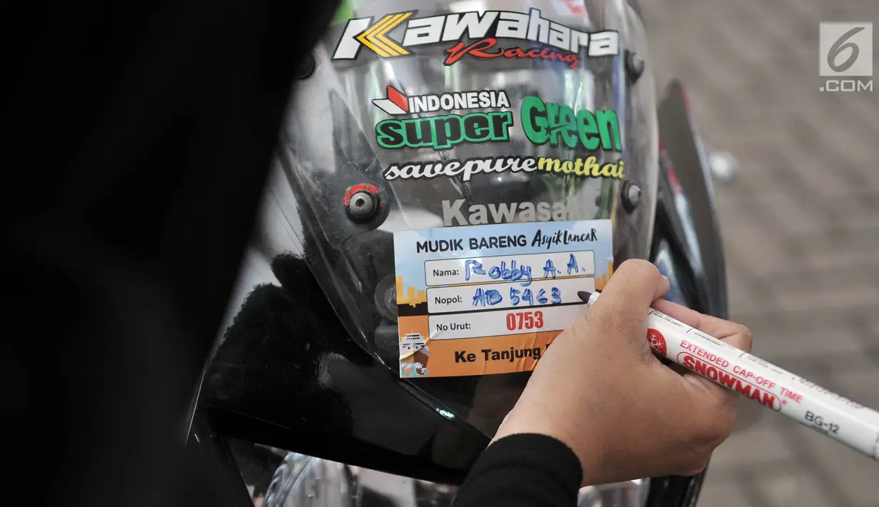 Petugas mendata sepeda motor milik salah satu pemudik sebelum dibawa ke KM Dobonsolo tujuan Tanjung Emas Semarang di Terminal Penumpang Nusantarapura, Pelabuhan Tanjung Priok, Jakarta (30/5/2019).  (merdeka.com/Iqbal S. Nugroho)