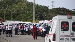 Petugas paramedis terlihat di luar kompleks petrokimia perusahaan minyak nasional Pemex di Meksiko Timur, Rabu (20/4). Sedikitnya tiga orang tewas dan 45 lainnya luka-luka akibat ledakan besar di tempat tersebut. (REUTERS/Angel Hernandez)