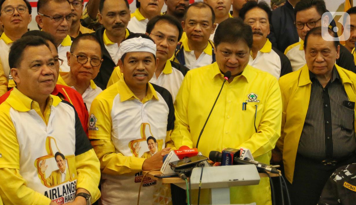 Ketum Golkar Airlangga Hartarto menyampaikan keterangan usai menyerahkan berkas pendaftaran bakal calon ketua umum Partai Golkar di Jakarta, Senin (2/12/2019). Munas Partai Golkar akan digelar 3 Desember 2019 dengan salah satu agendanya pemilihan ketum periode 2019-2024. (Liputan6.com/Johan Tallo)