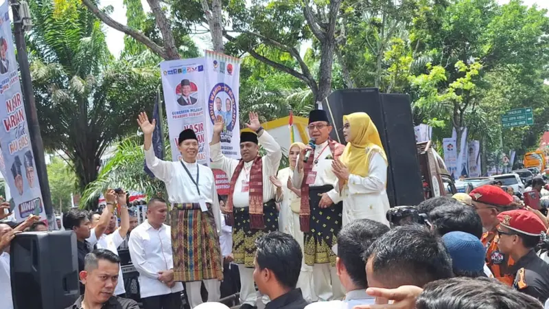 Pasangan bakal calon Gubernur Riau dan Wakil Gubernur Riau usai mendaftar ke KPU untuk mengikuti Pilkada serentak.