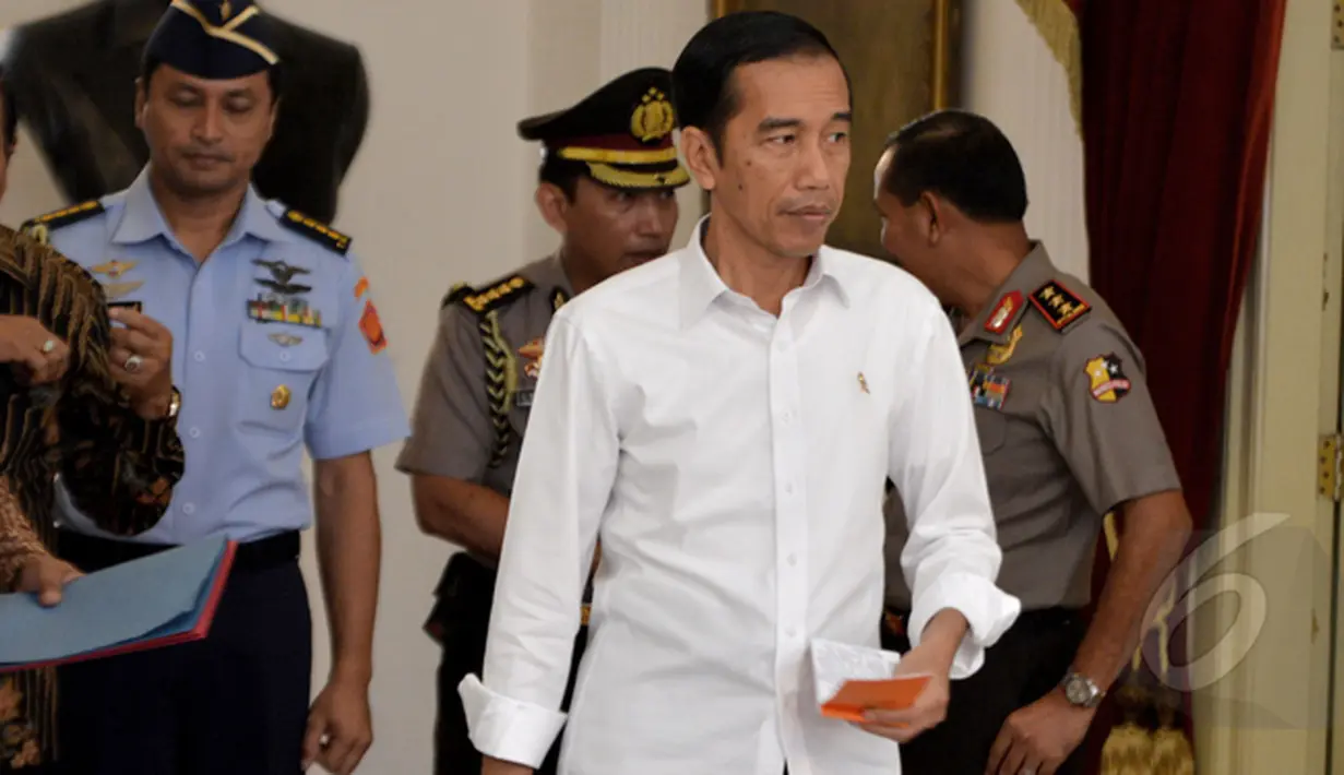 Presiden Joko Widodo saat akan memberikan keterangan pers usai menggelar pertemuan dengan pimpinan tiga lembaga hukum, Istana Merdeka, Jakarta, Rabu (25/2/2015). (Liputan6.com/Faizal Fanani)