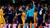 Wasit memberikan kartu merah kepada striker Atletico Madrid, Fernando Torres, setelah melanggar pemain Barcelona, Sergio Busquets, pada leg pertama perempat final Liga Champions di Stadion Camp Nou, Rabu (6/4/2016) dini hari WIB. (AFP/Josep Lago)