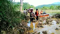 Tim SAR Kendari menggunakan perahu karet untuk membawa logistik bagi korban banjir konawe.(Liputan6.com/Ahmad Akbar Fua)