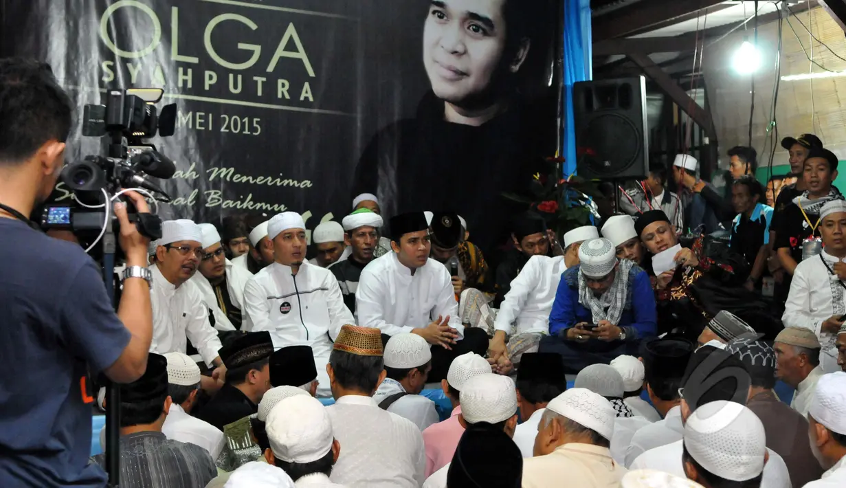 Ustad Zacky Mirza dan Billy Syaputra saat acara tahlilan 40 hari meninggalnya Olga Syhaputra di kediaman orang tua Olga di kawasan Duren Sawit, Jakarta, Rabu (6/5/2015). (Liputan6.com/Panji Diksana)