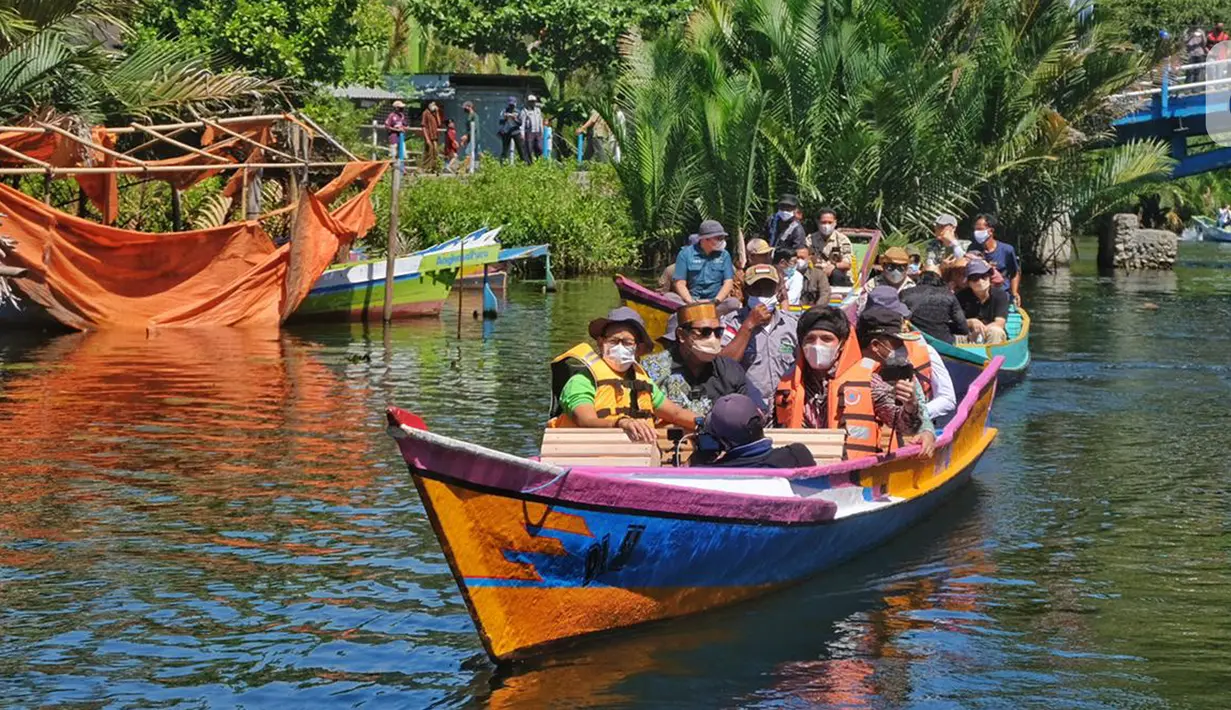 <p>Menparekraf Sandiaga Uno dan Youtuber Atta Halilintar menyusuri sungai menggunakan perahu pada peresmian Kampung Karst Rammang Rammang, Sulawesi Selatan, Kamis (17/06/2021). Kegiatan tersebut merupakan rangkaian promosi dalam program Anugerah Desa Wisata Indonesia 2021. (Liputan6.com/HO/Parekraf)</p>