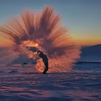 Potret mengagumkan ini terjadi karena perpaduan teh tumpah, Arktik, dan matahari terbenam.