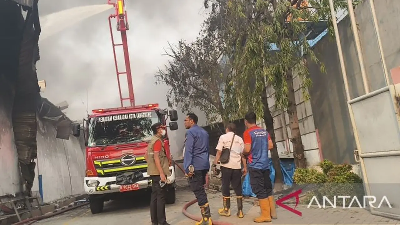 Pabrik lampu terbakar.  (Antara)