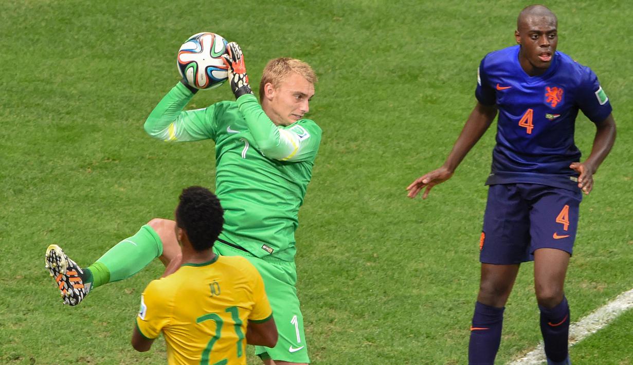 Jasper Cillessen (kiri) tercatat tak masuk ke dalam skuat Belanda asuhan Frank de Boer pada Euro 2020 lalu. Ia juga tak dipanggil oleh Louis van Gaal ke kualifikasi Piala Dunia 2022 kali ini. Salah satu penyebab Cillesen tak dipanggil adalah cedera panjang yang ia alami. (Foto: AFP/Evaristo Sa)