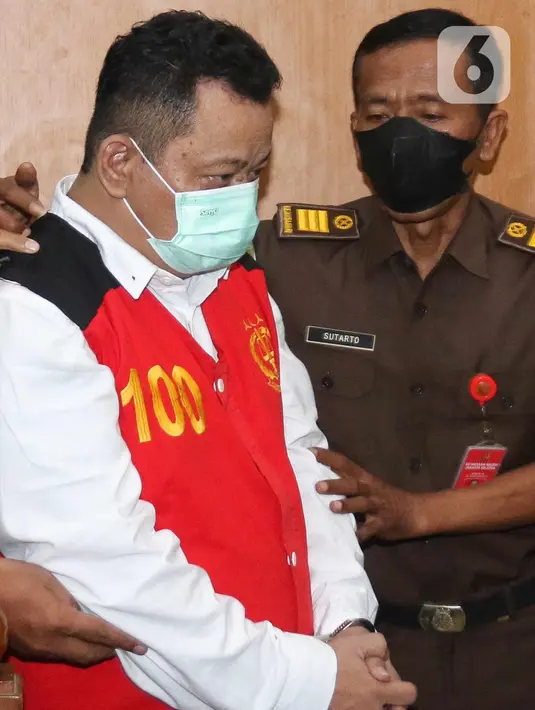 Asisten rumah tangga mantan Kadiv Propam Polri Ferdy Sambo, Kuat Ma’ruf (kiri) bersiap menjalani sidang perdana terkait kasus pembunuhan berencana Brigadir Nofriansyah Yosua Hutabarat atau Brigadir J di Ruang Utama Pengadilan Negeri Jakarta Selatan, Senin (17/10/2022). Kuat Ma’ruf didakwa terlibat dalam pembunuhan berencana Brigadir J. (Liputan6.com/Herman Zakharia)